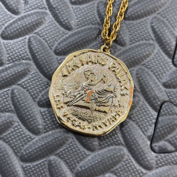 VTG Caesars Palace Coin Las Vegas Nevada Gold Tone Medallion Pendant Necklace - Picture 4 of 4